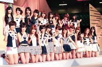 開票終了後のフォトセッションの様子。