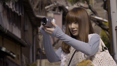 「愛するものを撮る」をテーマにした新CM「尾道 猫と二人旅」編。尾道の美しい街並でNEX-C3を構える北川景子。