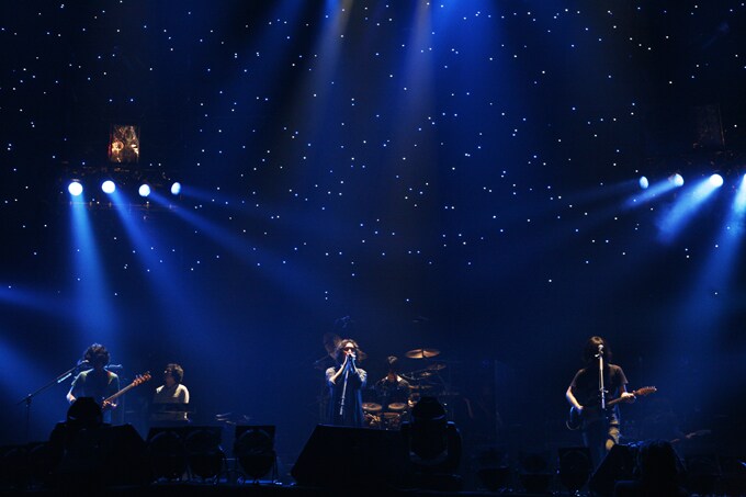 写真は5月6日に行われた日本武道館ワンマンライブ「藍空大音楽祭～the very best of aobozu～」の模様。（photo by 木村篤史）