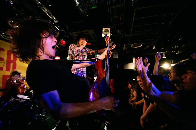 タワーレコード渋谷店インストアライブの様子。