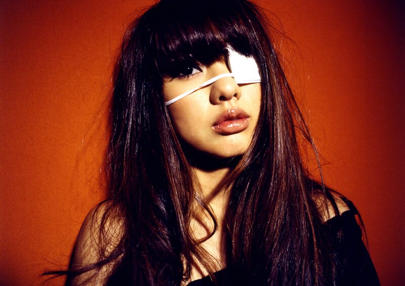 レーベル第1弾アーティスト、ジミ・シジミ。その正体はグラビアアイドルの松本さゆき。