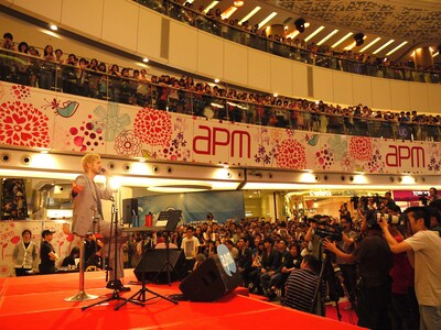 ショッピングモールで熱唱する平井堅。