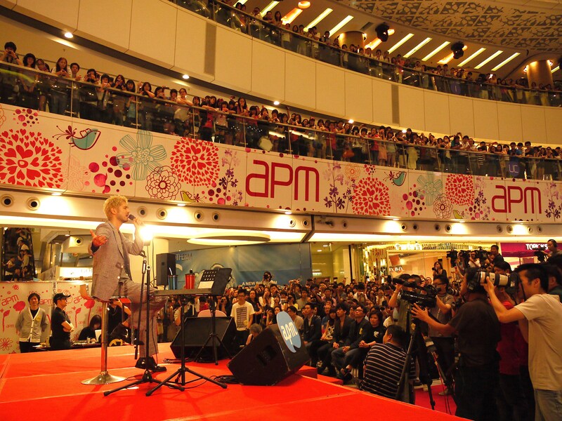 ショッピングモールで熱唱する平井堅。