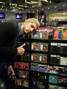 香港のHMVで最新アルバム「JAPANESE SINGER」を発見し、満足気な表情を見せる平井堅。