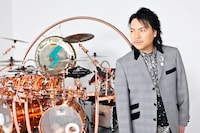 buzzGのバンドメンバーとして公開生収録に参加する真矢。