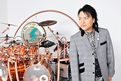 buzzGのバンドメンバーとして公開生収録に参加する真矢。