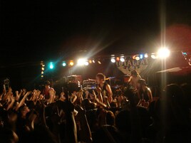 TOTALFAT、“アウトストア”ライブは灼熱の盛り上がりに