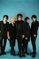 会場で記念撮影するAlice Nineの5人。