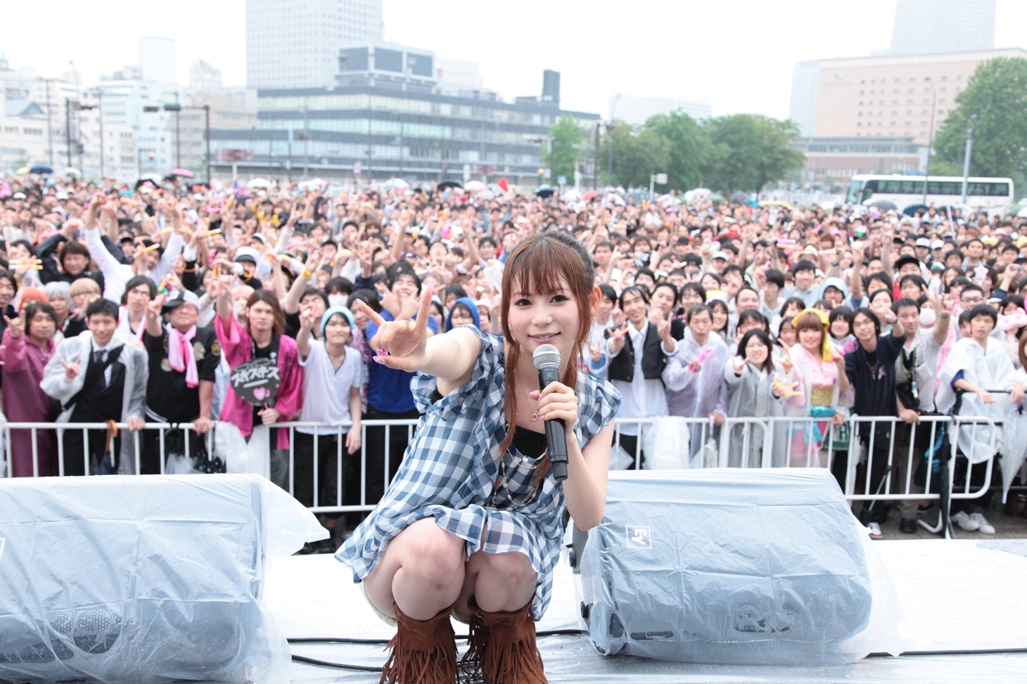 赤レンガ倉庫広場にてファンと記念撮影するしょこたん。