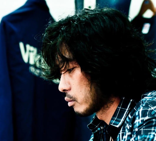 写真は新曲「雨宿り」ジャケット。