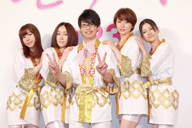 ハッピ姿の「モテキ」キャスト陣。左から仲里依紗、麻生久美子、森山未來、長澤まさみ、真木よう子。