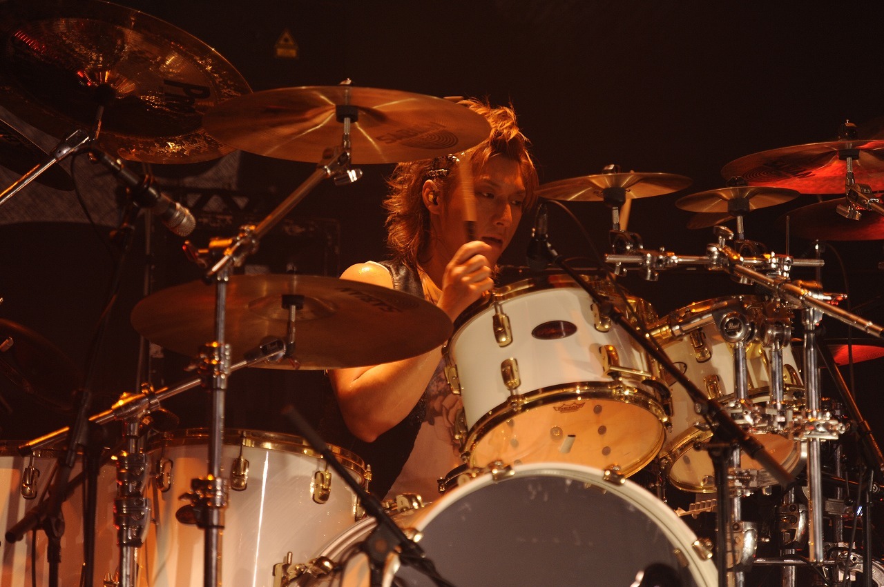 SATOち（Dr）（撮影：緒車寿一）