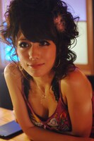 仲里依紗が扮するガールズバーの店員、愛は謎多き女。