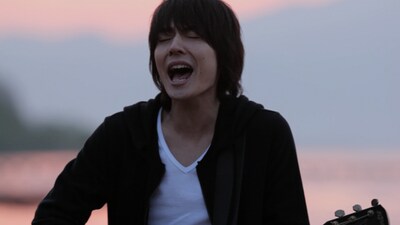 写真は「どんな未来にも愛はある編」の1シーン。