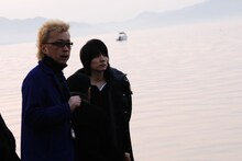 写真はCM撮影時の山村隆太（写真右）と箭内道彦監督（写真左）。