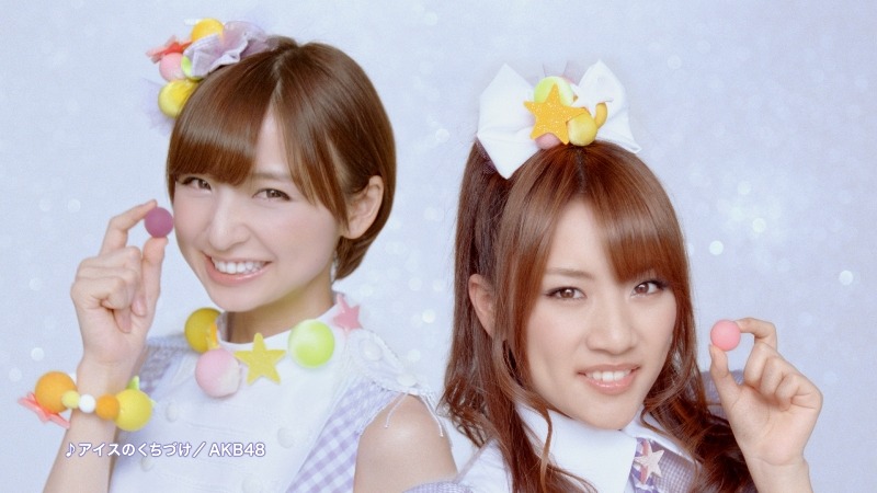 写真左から篠田麻里子、高橋みなみ（写真はCM映像より）。