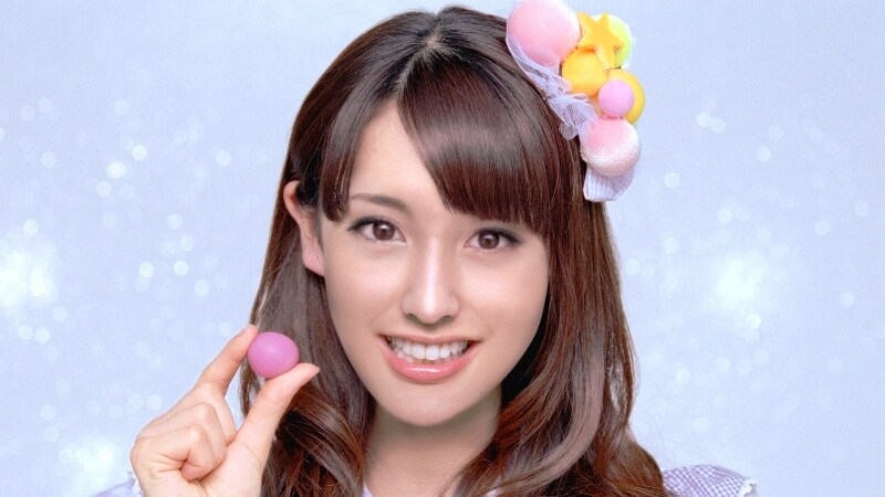 「アイスの実」を手にする江口愛実（写真はCM映像より）。