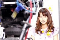 まるで実在するかのように制作された、江口愛実のCM撮影の画像。