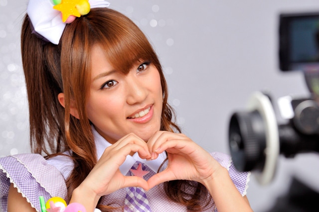 CM撮影中の高橋みなみ。