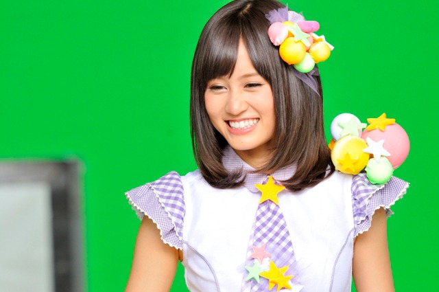 CM撮影中の前田敦子。