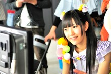 CM撮影中の渡辺麻友。