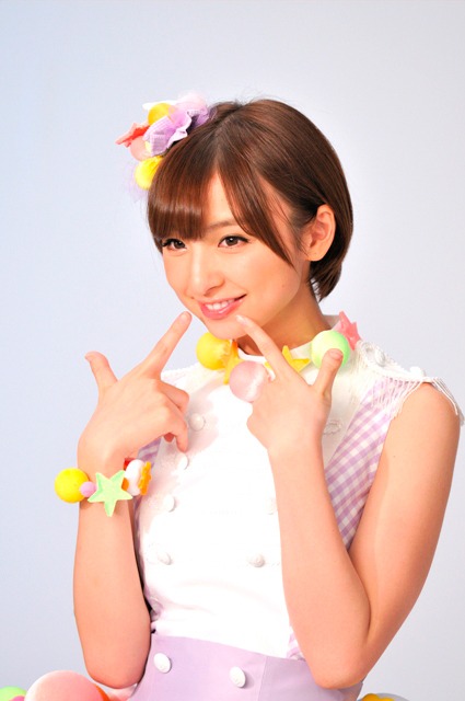 CM撮影中の篠田麻里子。