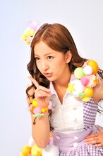 CM撮影中の板野友美。