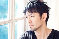 今月末より全国ツアー「ありがとうSONGSコンサート ～いつもそばにいるあなたへ～」を開催する河口恭吾。