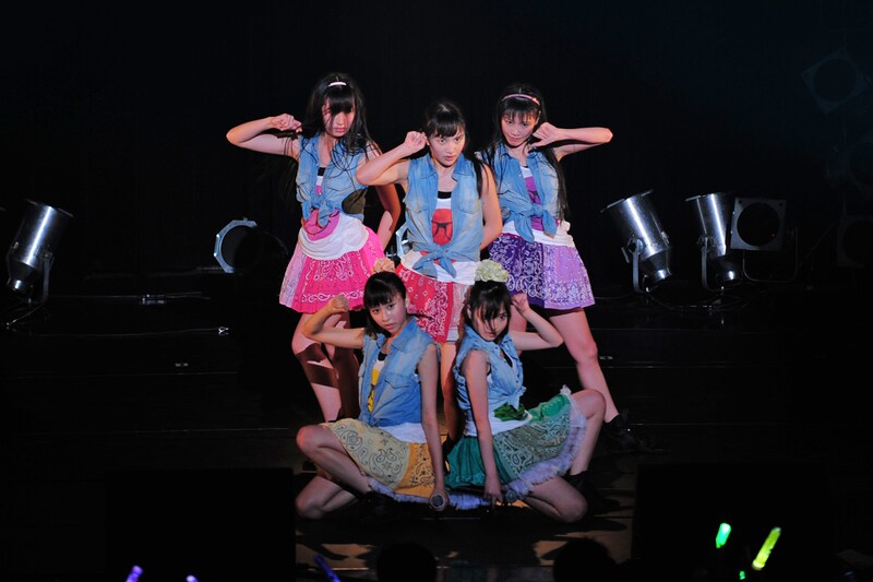 初披露された新曲「D'の純情」はミステリアスなムードが魅力。ちなみにタイトルの「D」は「Dark」「Dash」を略したもの。