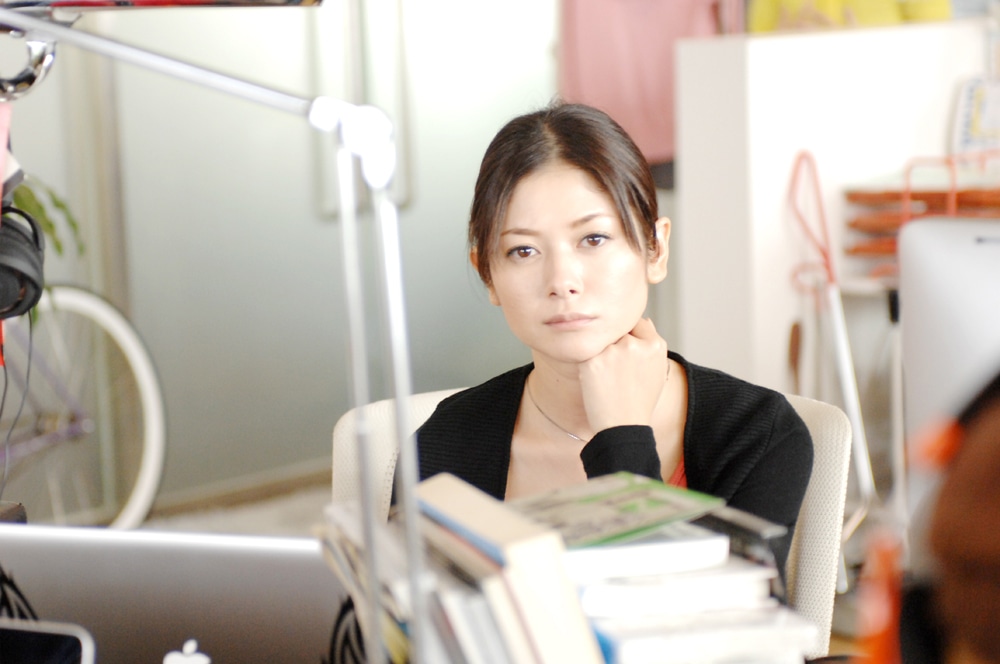 真木よう子演じる唐木素子。 ちなみに当サイト・コミックナタリー編集長の名前は唐木元。