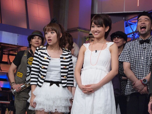 「新堂本兄弟」収録現場の高橋みなみ、前田敦子。