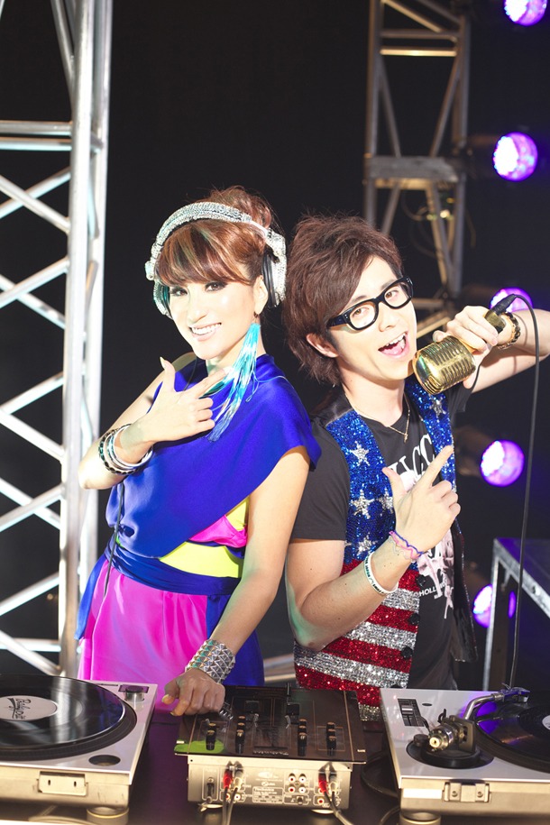 DJ KAORI（左）とオリエンタルラジオの藤森慎吾（右）。