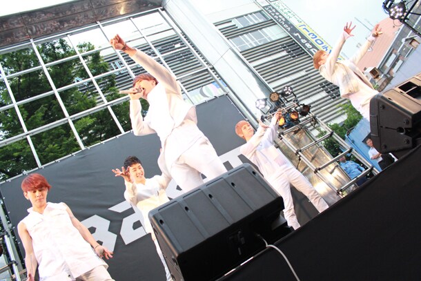 新宿ステーションスクエアでパフォーマンスを行うBEAST。