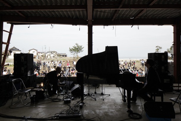 ステージから観た「SHARE FUKUSHIMA」ライブ会場。（写真：新津保建秀）