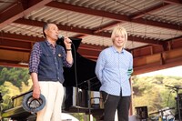 豊間区長・鈴木徳夫と津田大介による挨拶。（写真：新津保建秀）