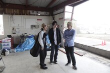 ライブ終了後のステージ。左から七尾旅人、渋谷慶一郎、津田大介。（写真：新津保建秀）