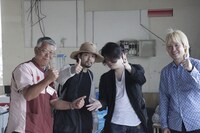 ライブ終了後のステージ。左からセブン-イレブンいわき豊間店店長、七尾旅人、渋谷慶一郎、津田大介。（写真：新津保建秀）