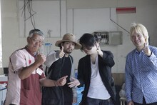 ライブ終了後のステージ。左からセブン-イレブンいわき豊間店店長、七尾旅人、渋谷慶一郎、津田大介。（写真：新津保建秀）