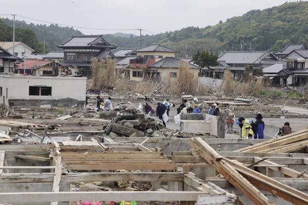 ツアー参加者による被災地のゴミ拾いの様子。（写真：新津保建秀）