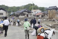 ツアー参加者による被災地のゴミ拾いの様子。（写真：新津保建秀）