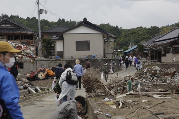 ツアー参加者による被災地のゴミ拾いの様子。（写真：新津保建秀）
