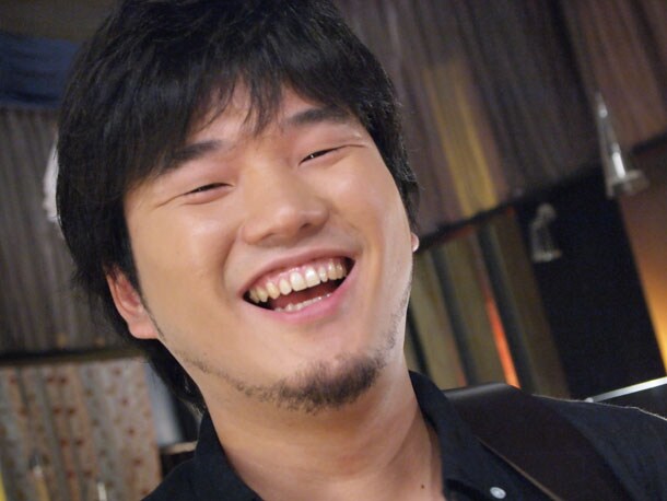 スタジオライブ収録時の秦基博。