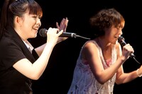 土岐と牧野はそれぞれEPOとの共演を果たしているが、3人が同じステージに立つのは今回が初（写真は今年6月に行われた牧野由依のシングル「お願いジュンブライト」発売記念イベントの様子）。