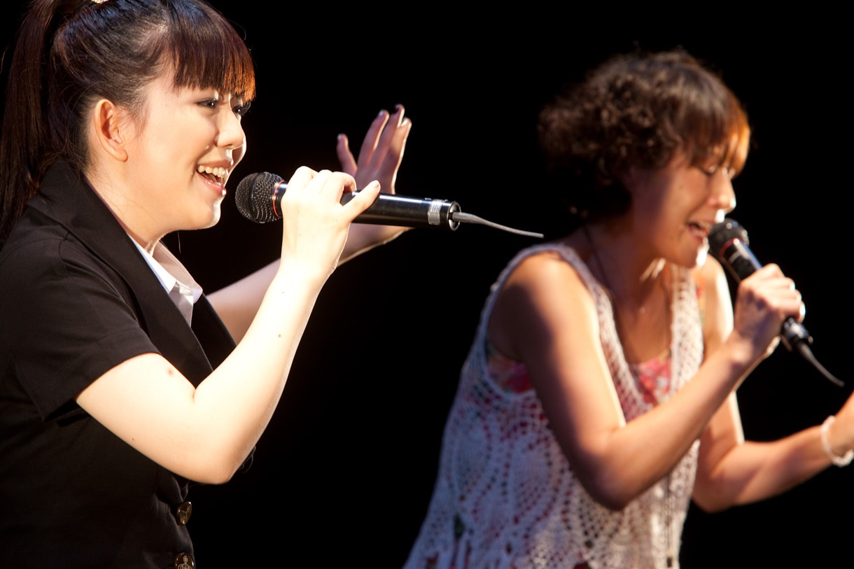 EPO（写真右）との念願のデュエットを実現させた牧野由依。