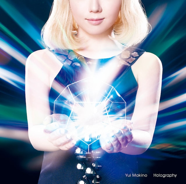 アルバム「ホログラフィー」初回限定盤（写真）は「MKN13」の写真が使われた着せ替えジャケット仕様。