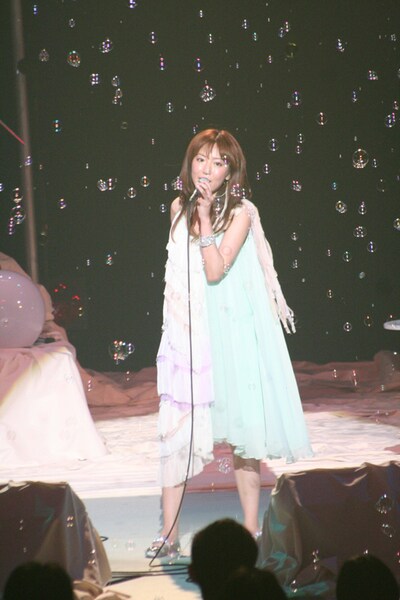 moumoonは8月3日にニューシングル「Chu Chu」を発表する（写真は昨日6月13日の中野サンプラザ公演より）。