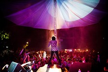 写真は5月28日にベトナム・ハノイで開催された野外フェス「CAMA Festival 5」のメインステージでのOKAMOTO'S。