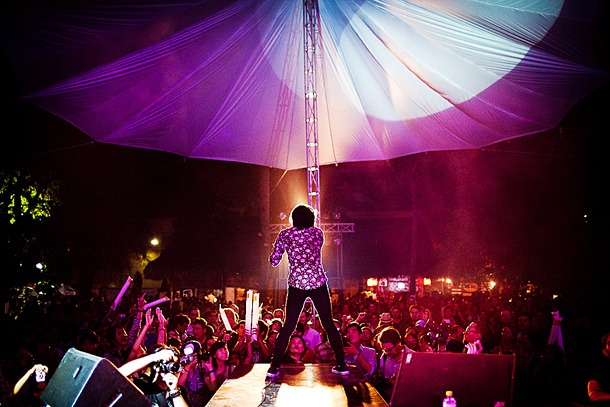 写真は5月28日にベトナム・ハノイで開催された野外フェス「CAMA Festival 5」のメインステージでのOKAMOTO'S。