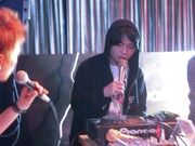 レコーディングエピソードを語るナカコー。