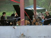 「SHARE FUKUSHIMA」でのライブの模様。左が渋谷慶一郎で右が七尾旅人。（写真：津田大介）